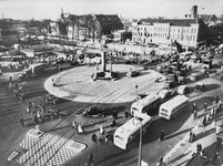 501514 Afbeelding van de verkeersdrukte op de rotonde op het Leidseveer te Utrecht (bij de Smakkelaarsbrug), met in het ...